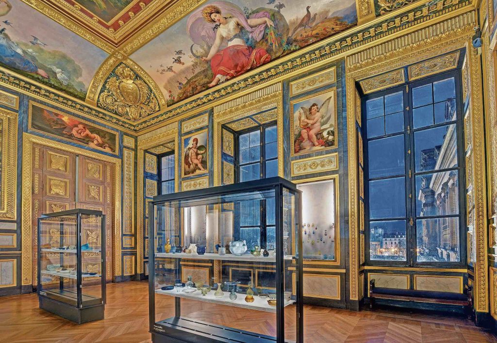 Sala di antichità greche e romane in una foto notturna al Louvre (© Keystone)