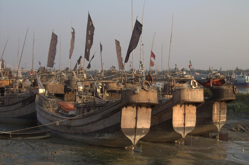 I sampan tirati a riva per riparazioni