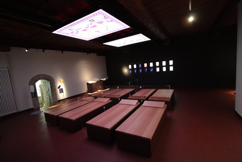 L'esperienza dei visitatori nel nuovo Dormitorium presso l'Abbazia (T. Stiano)