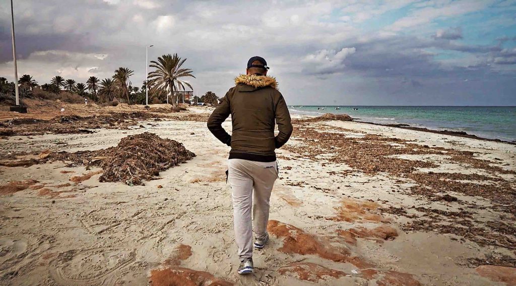 Ali Zarroug sul lungomare di Zarzis (Mannocchi)