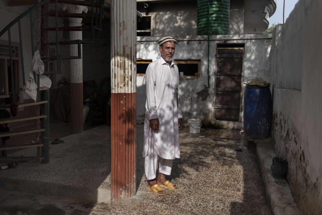 3. Il padre di Malala davanti alla sua abitazione (Romenzi)