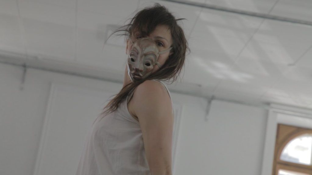 La ticinese Manuela Bernasconi durante lo spettacolo «Solo, bêtes d'amour» (www.manuelabernasconi.com)