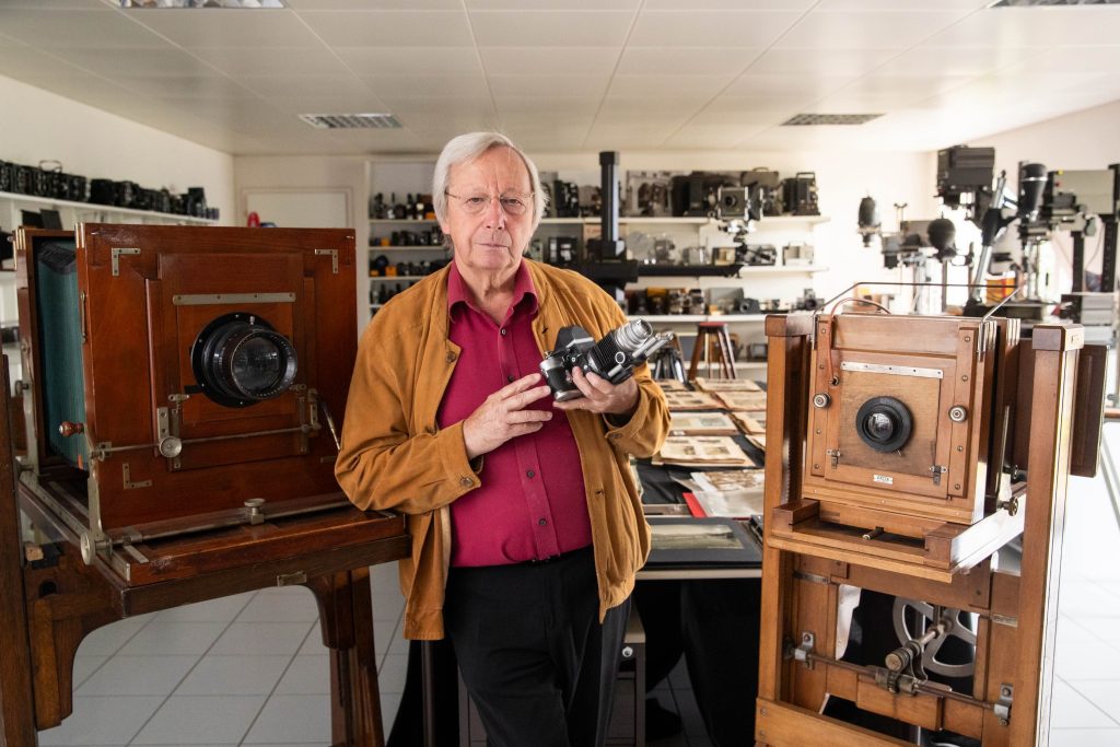 Marco Garbani Nerini nel suo museo di Locarno Monti dove custodisce apparecchiature, macchine fotografiche e stampe d’epoca