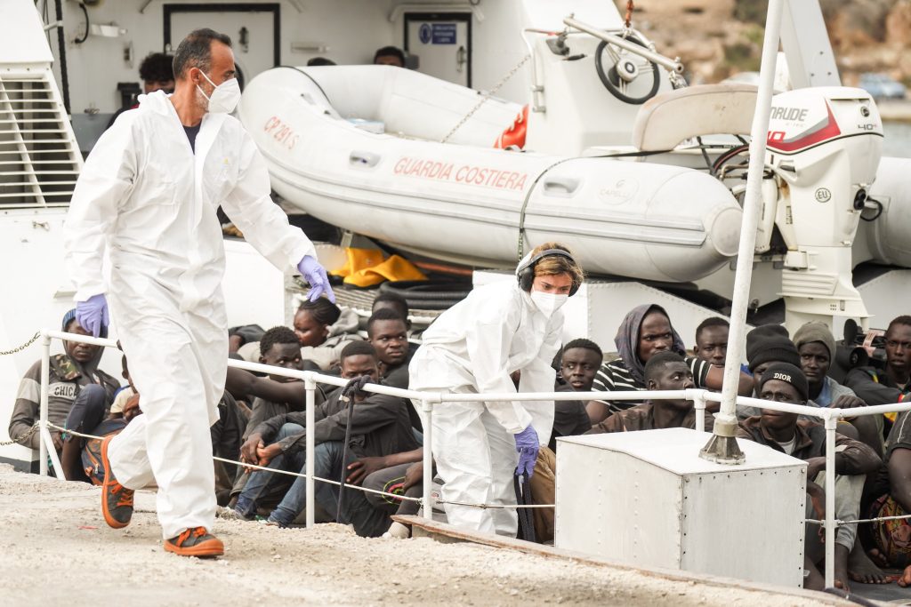 Circa 200 migranti arrivano a Lampedusa su un’imbarcazione della Guardia Costiera, il 21 settembre scorso (Keystone)