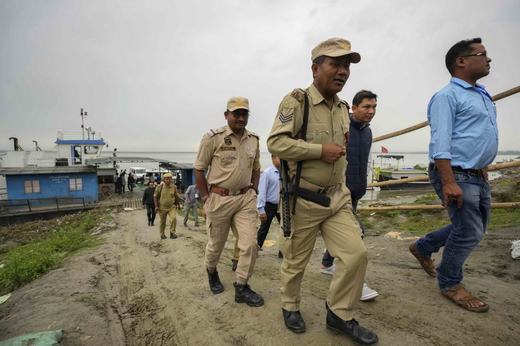 Funzionari elettorali e agenti di sicurezza diretti a un remoto seggio elettorale a Nimati Ghat, Assam (Keystone)