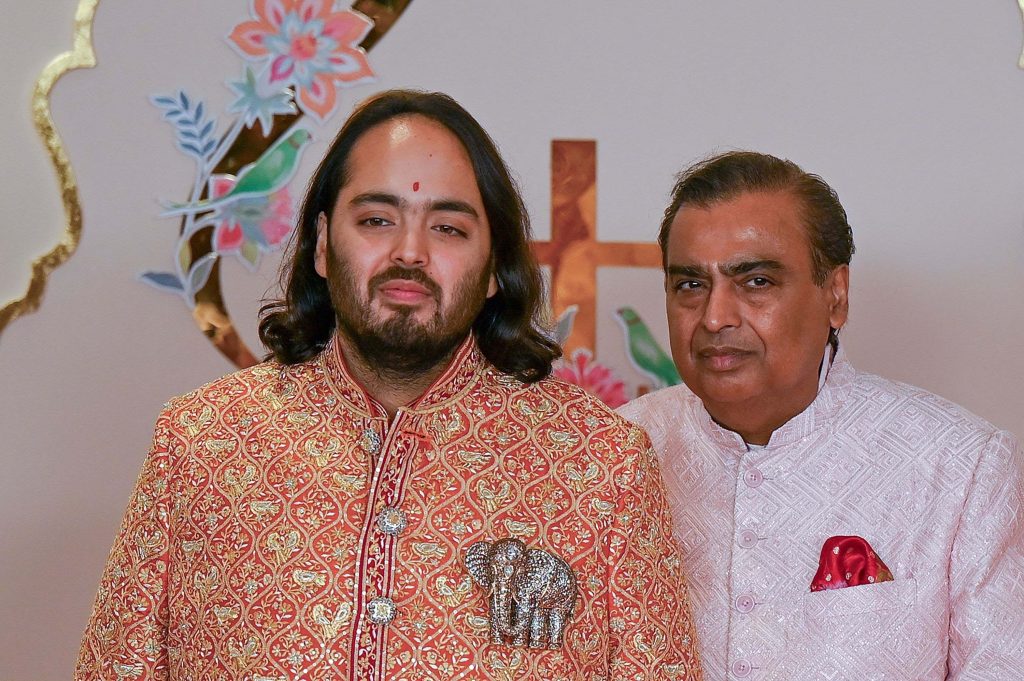 Mukesh Ambani (a destra) con il figlio Anant (Keystone)