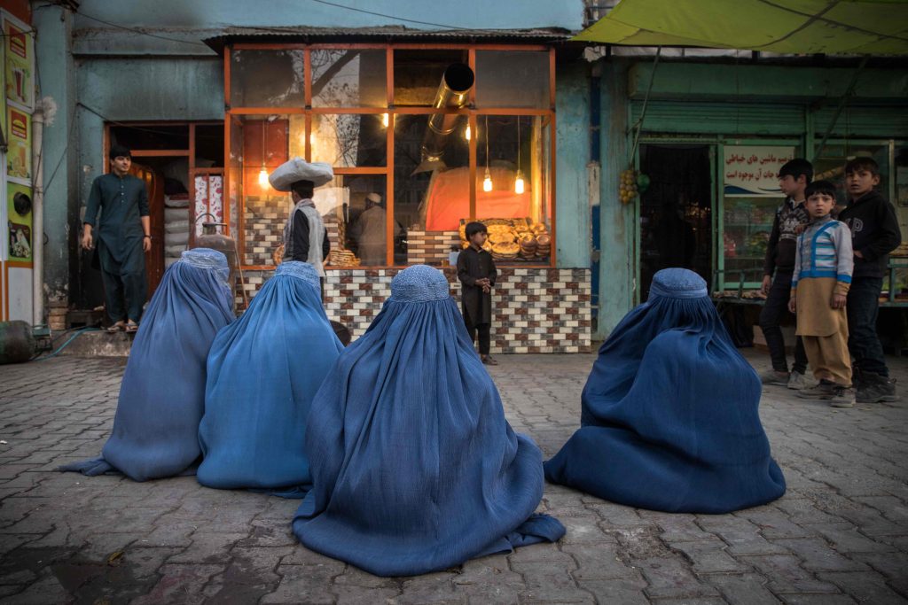 Donne in attesa di qualcuno che doni loro del pane a Kabul (Shutterstock)