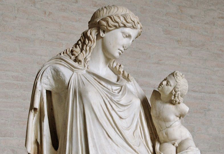 Gruppo statuario di Pace e Ricchezza (Eirene e Ploutos), Atene ca. 370 a.C., oggi a Monaco, Museo nazionale (Wikipedia)