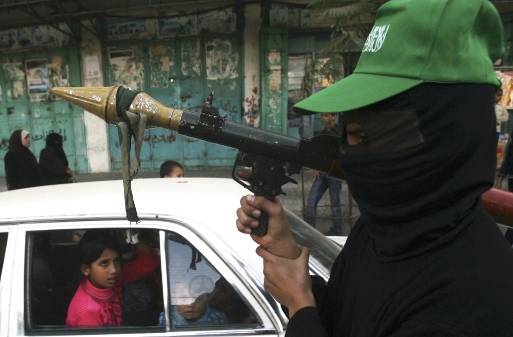 Un militante di Hamas a Gaza, dove manca ormai tutto tranne razzi e munizioni (Keystone)