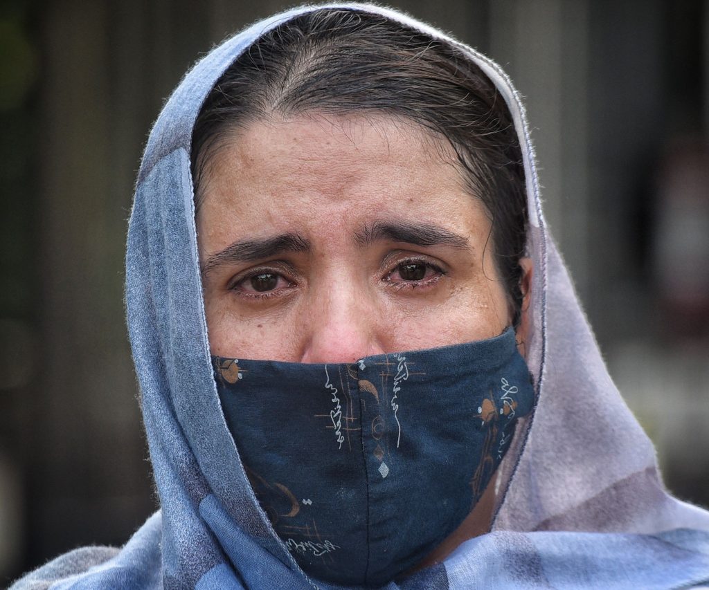 Vietate tutte le trasmissioni tv e i film in cui appaiono attrici. Le giornaliste sono obbligate a indossare il velo (Shutterstock)