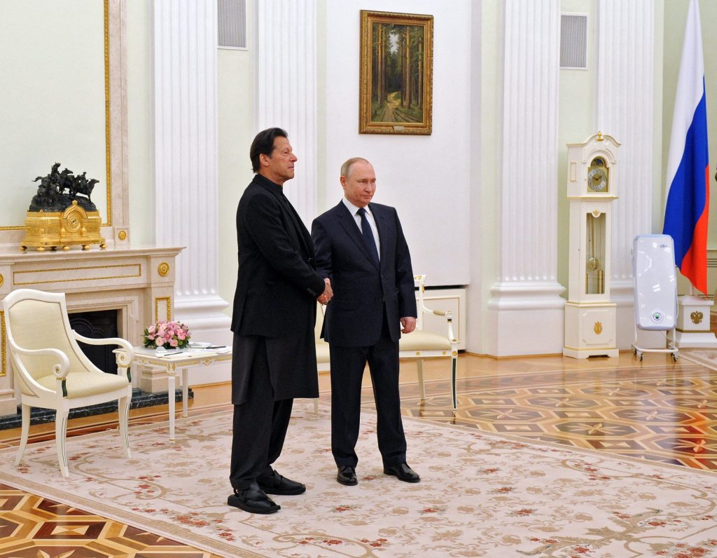Il 24 febbraio scorso Imran Khan ha incontrato Vladimir Putin al Cremlino (AFP)