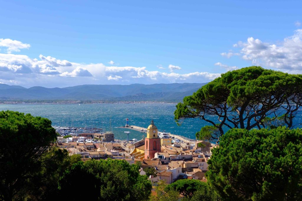 Veduta di Saint-Tropez. Bannu e Jean-François vivono ancora nei busti marmorei in un giardino, nei nomi delle strade, nel palazzo del centro (Shutterstock)