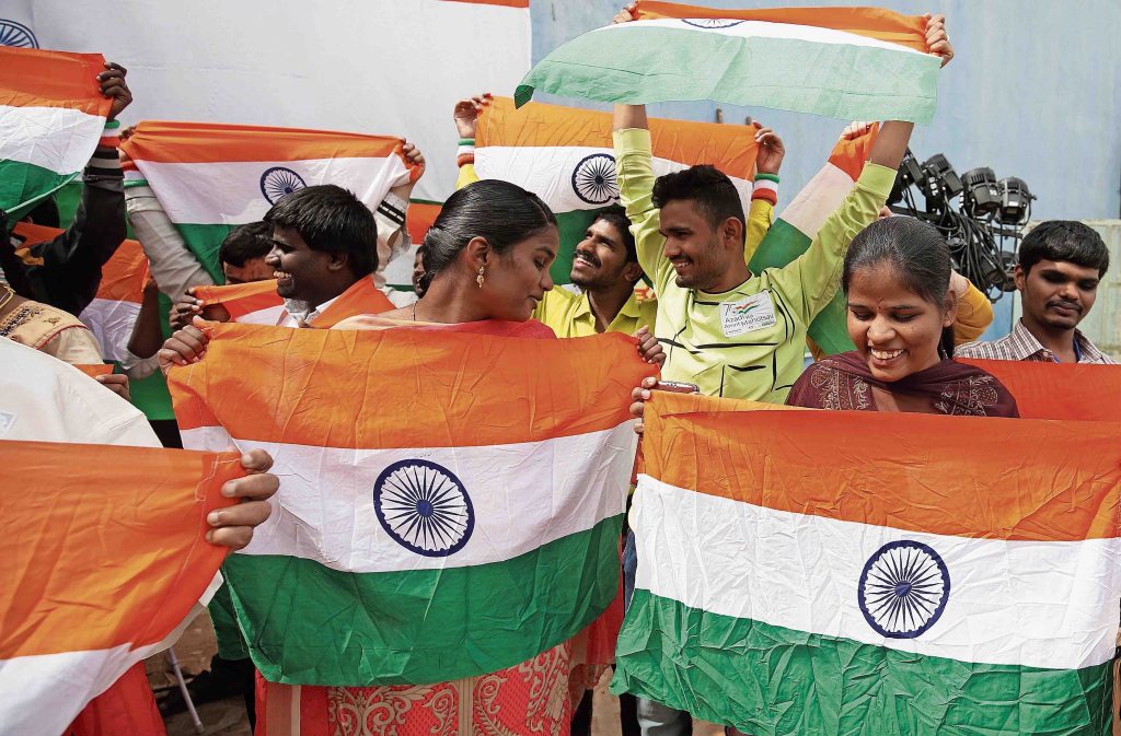 Sulla bandiera indiana si vede il charkha, la tipica ruota che si usa per filare (Keystone)