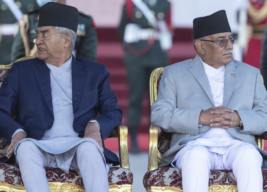 Da destra: Pushpa Kamal Dahal e l’ex primo ministro Sher Bahadur Deuba (Keystone)