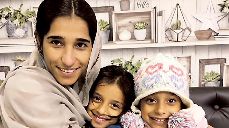 Mahal Baloch e due dei suoi tre figli (Consiglio per i diritti umani del Belucistan)