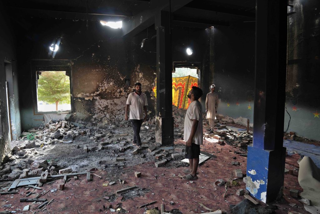 Chiesa incendiata nei pressi di Faisalabad lo scorso agosto (Keystone)