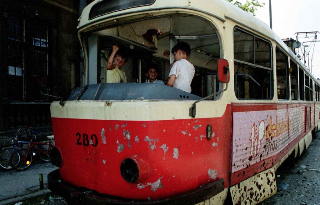 Alcuni bambini giocano a bordo di un tram devastato dai proiettili (Mark Milstein)