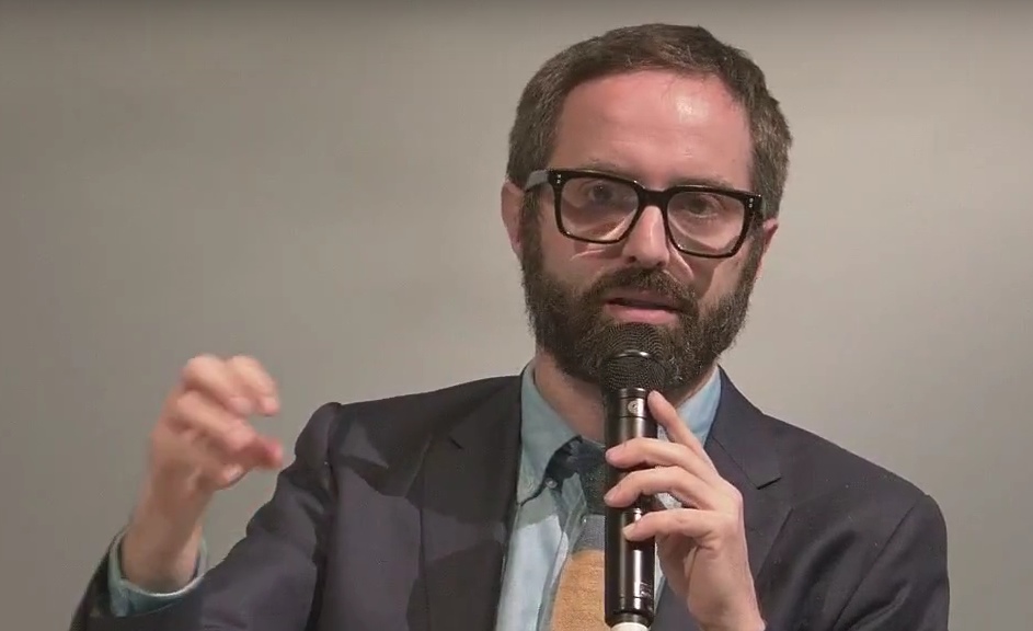 Emanuele Coccia durante un incontro con il pubblico in Francia (YouTube)