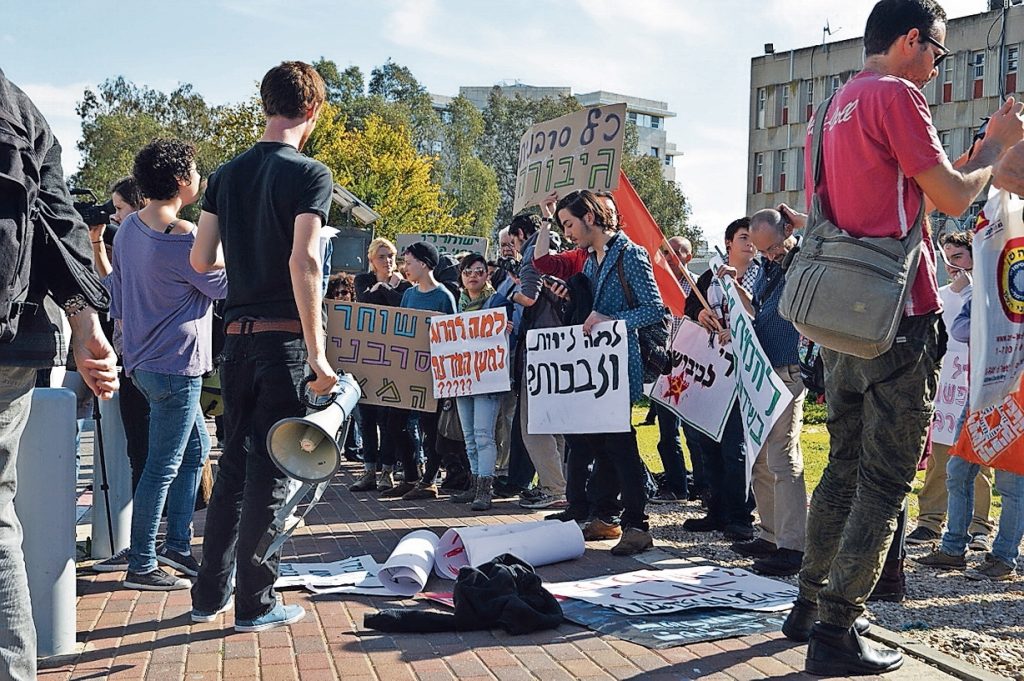 Ragazzi israeliani che si oppongono alla guerra (pagina Instagram di Mesarvòt)