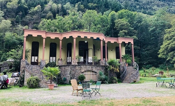 Uno degli edifici ricostruiti per la realizzazione del film (Ticino Film Commission)