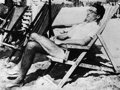 Cesare Pavese in spiaggia a Varigotti, Anni 40 (Keystone)