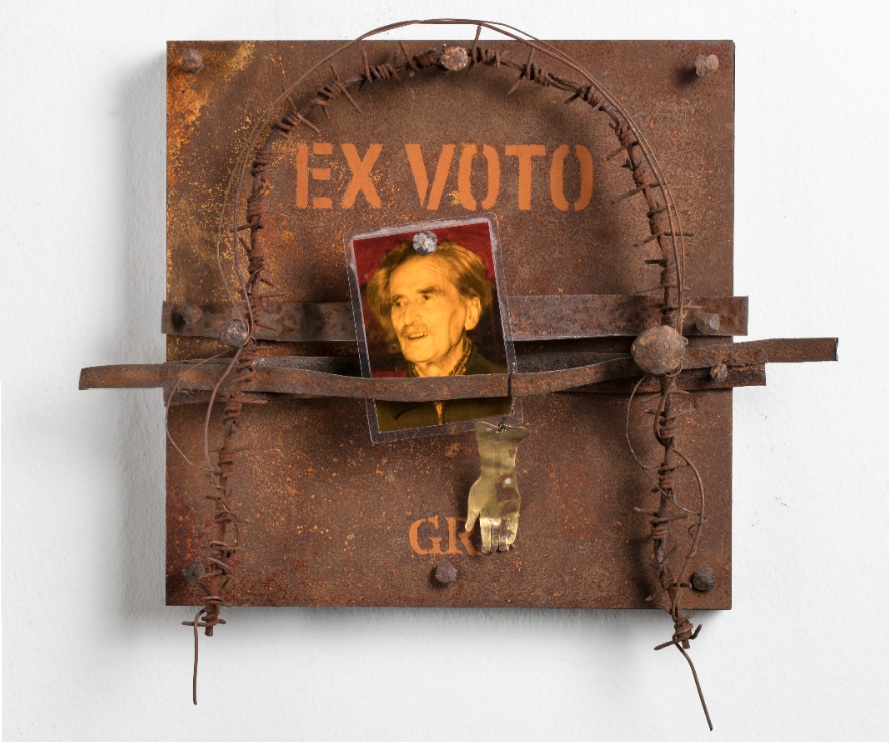 Sulla copertina del libro di Angelo Casè, un'opera del fratello Pierre: Ex Voto per P.B. (2017) (fotografia di Roberto Pellegrini)