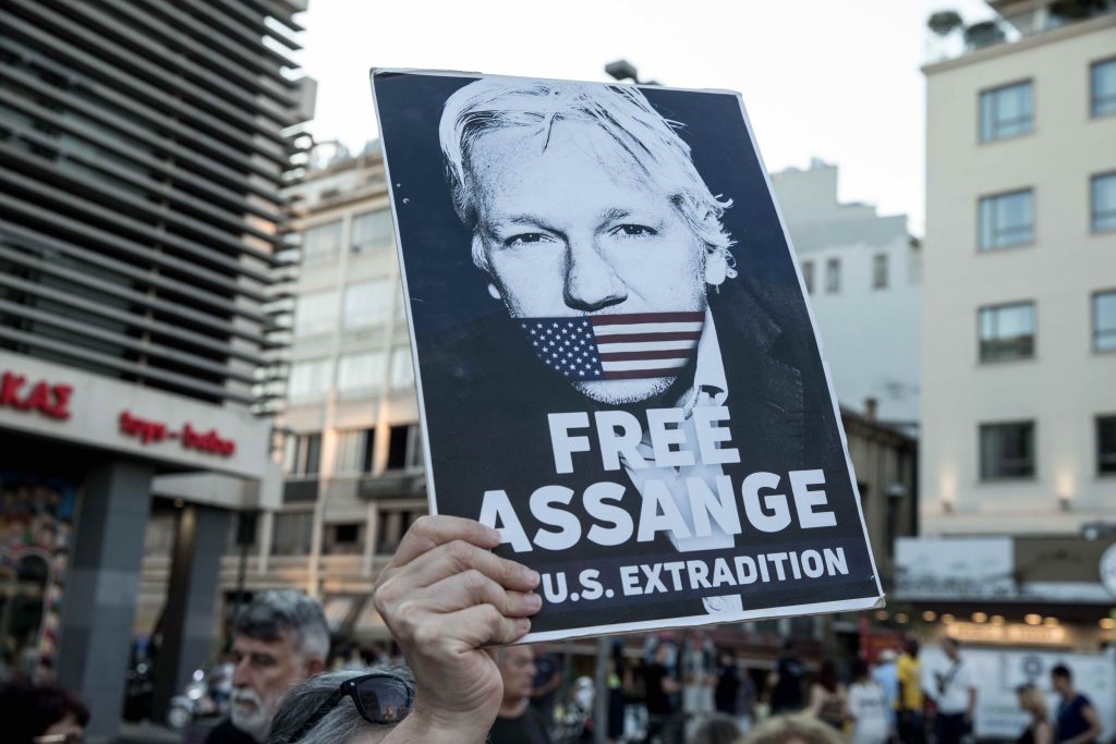 C’è chi continua a manifestare in sostegno di Assange (Shutterstock)