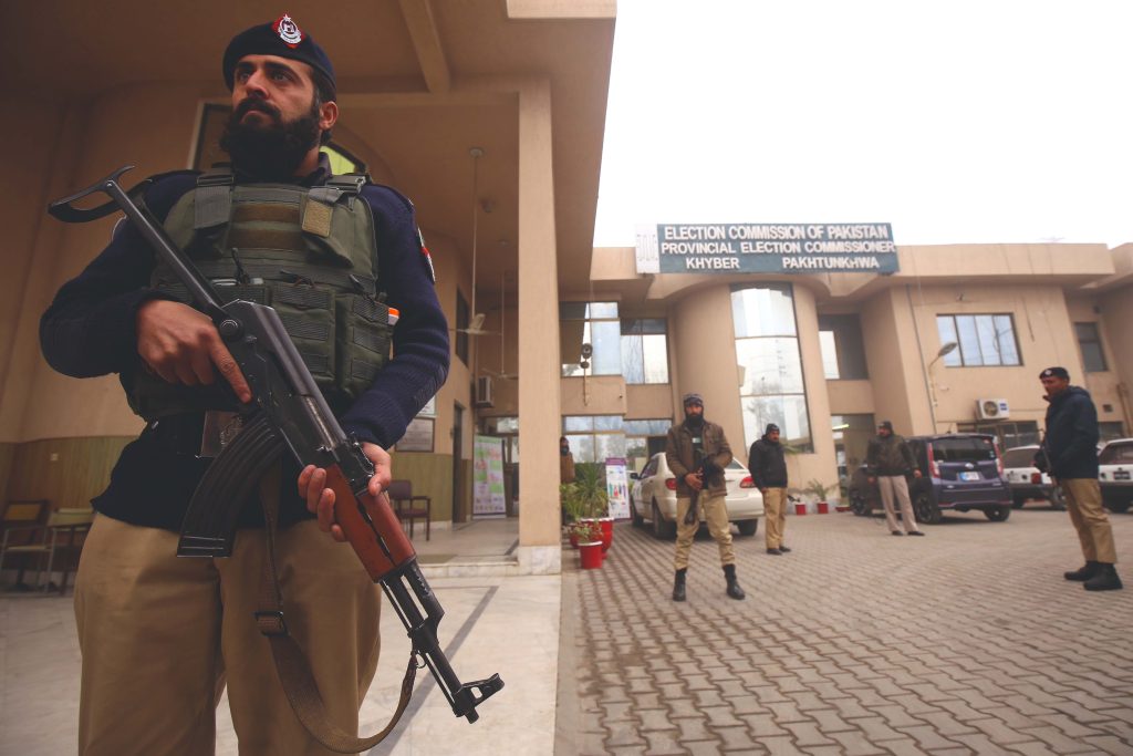 Seggi elettorali blindati a Peshawar (Keystone)
