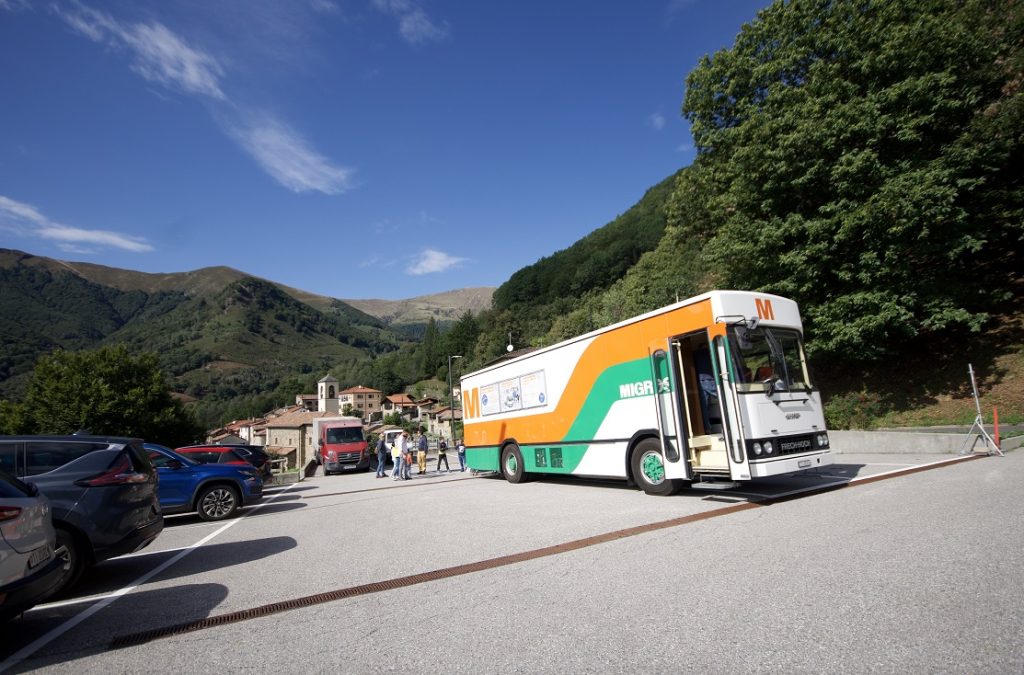 Arrivo del camion Migros a Mugena (DMG Agency)