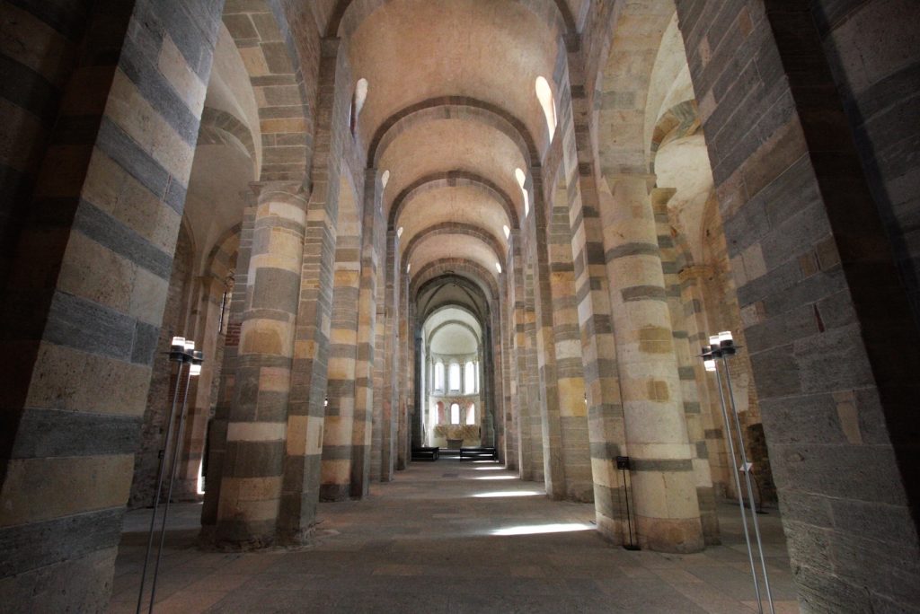 I lineamenti romanici della navata centrale nella chiesa conventuale (T. Stiano)