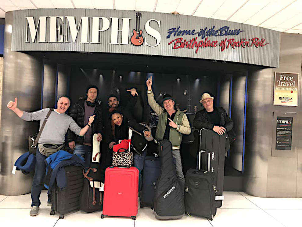 Nic Niedermann (il secondo da destra) e la sua band, con Justina Lee Brown, al loro arrivo a Memphis (zenzfotografie)