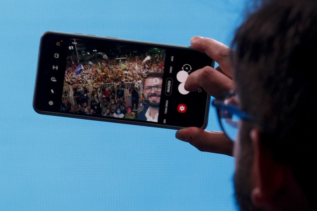 Il nuovo presidente del Cile con i suoi sostenitori (Keystone)