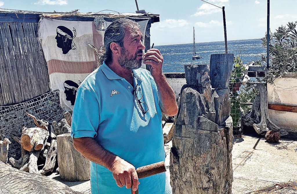 Enrico Mereu tra le sue opere sull’Isola dell’Asinara (Nocioni)