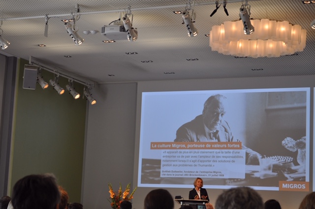 La presidente dell’Amministrazione della Federazione delle cooperative Migros Ursula Nold durante il suo intervento a Rüschlikon (Sabine Spring)