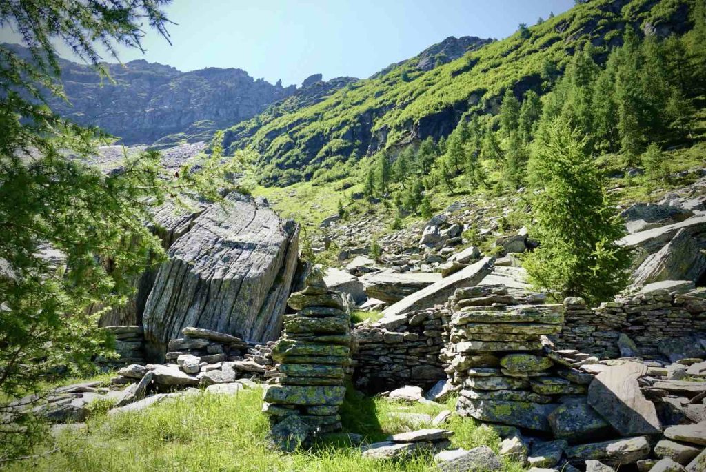 I ruderi dell'alpe di Aión vec