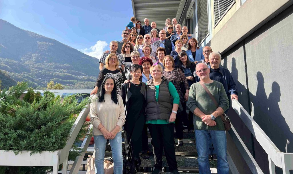 Alcuni dei pensionati che si sono dati appuntamento per un brindisi finale