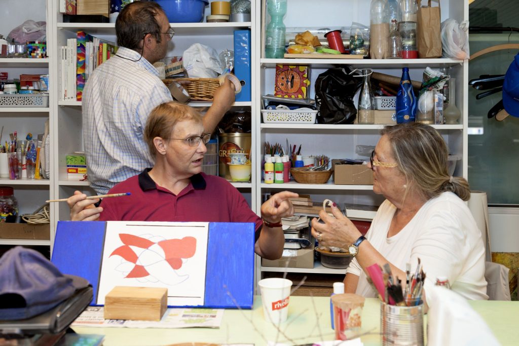 Paola Valli, fino a poco tempo fa responsabile dell’antenna di Fragile Ticino, con due utenti (Stefano Spinelli)