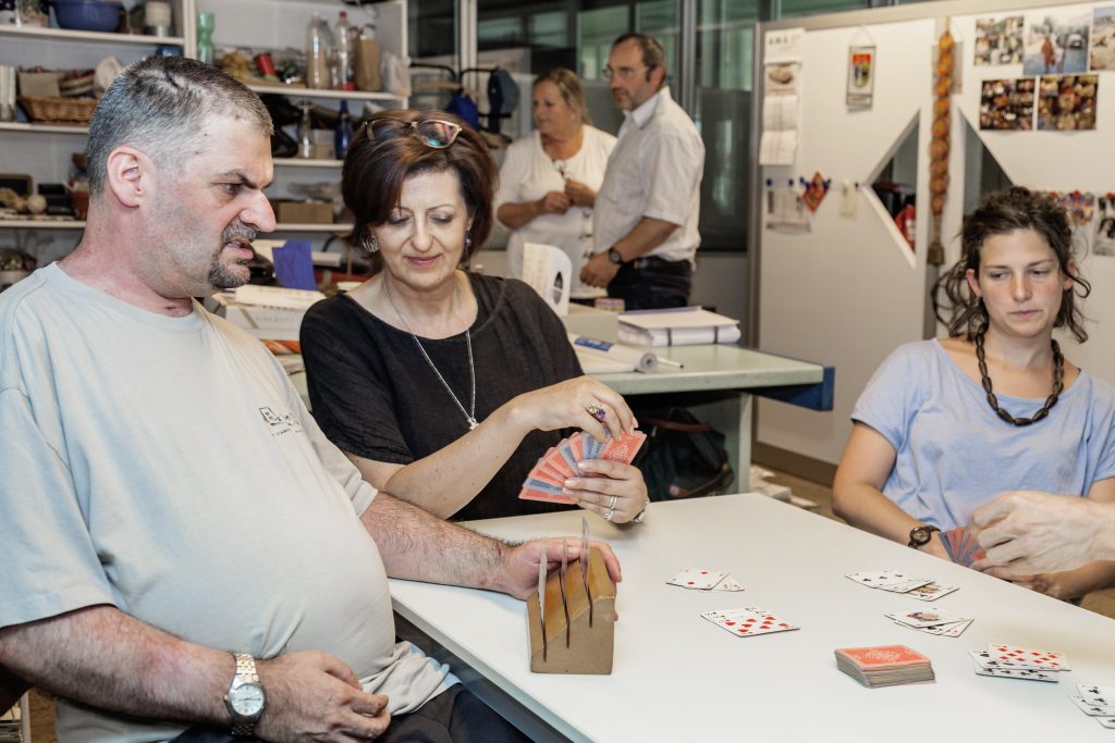 Un utente, la presidente M. Geninasca e la neo-responsabile A. Vanzetta (Stefano Spinelli)