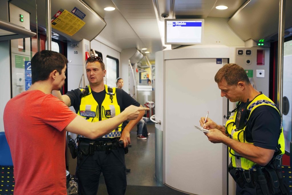 Gli agenti devono mantenere la calma in ogni situazione