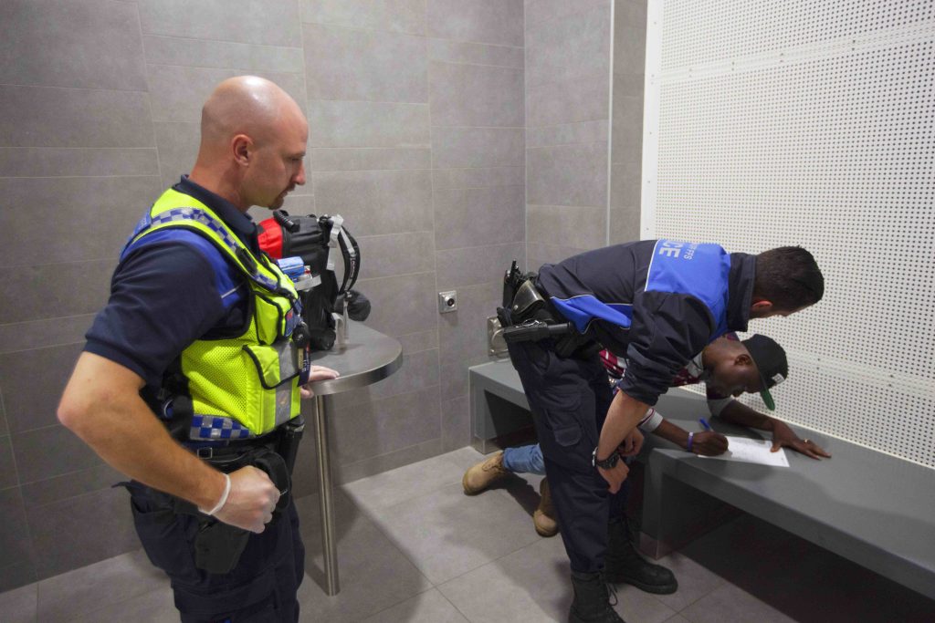 ...e di consegnarli eventualmente a chi si occupa di accogliere i profughi