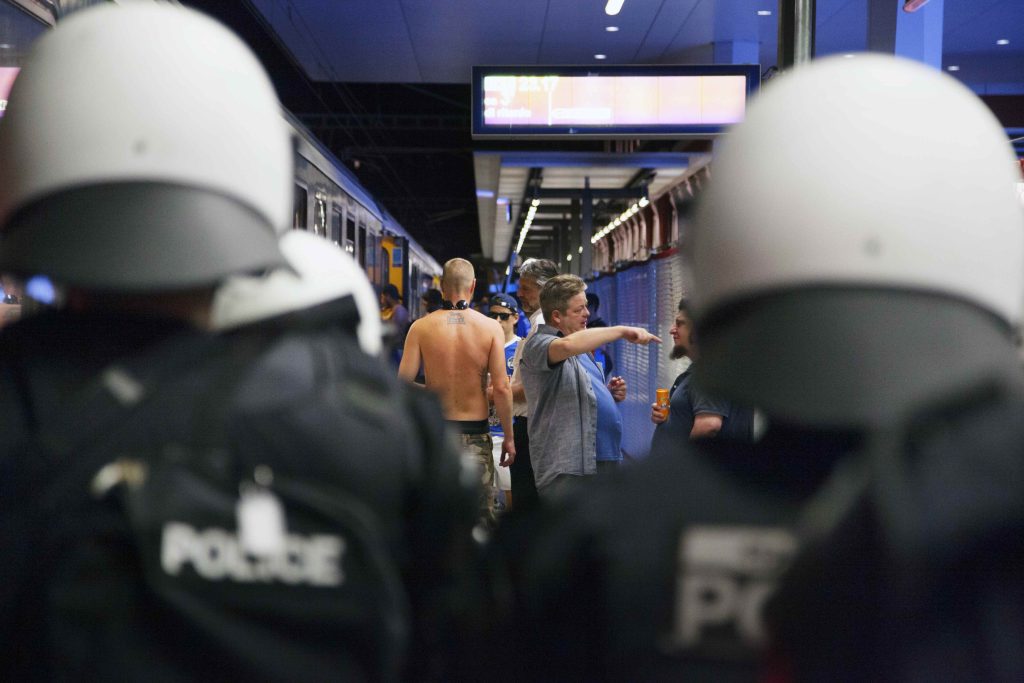 Quando i tifosi arrivano, li si segue e controlla a distanza