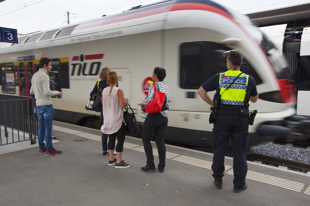 Agente della polizia ferroviaria: una presenza ormai famigliare