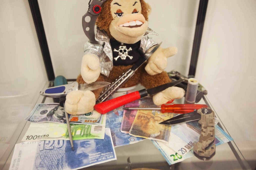 Sui treni viene sequestrato di tutto (notare la banconota falsa da 120 franchi)