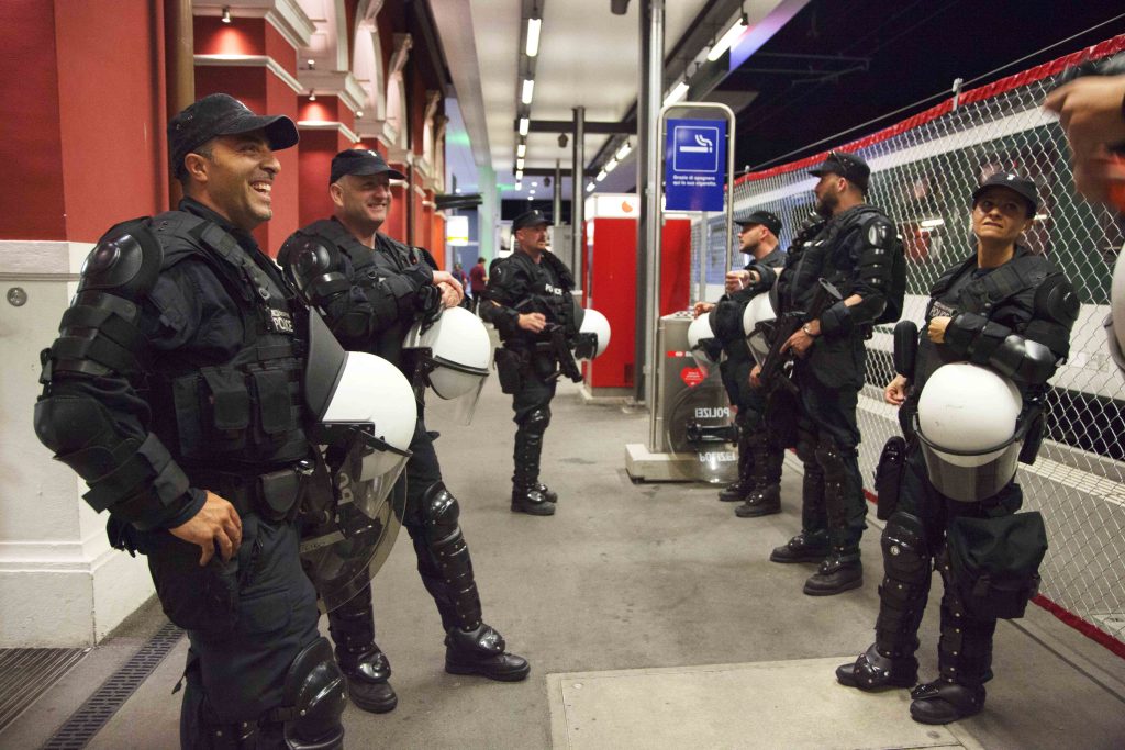 La tensione dell'attesa si stempera con qualche risata