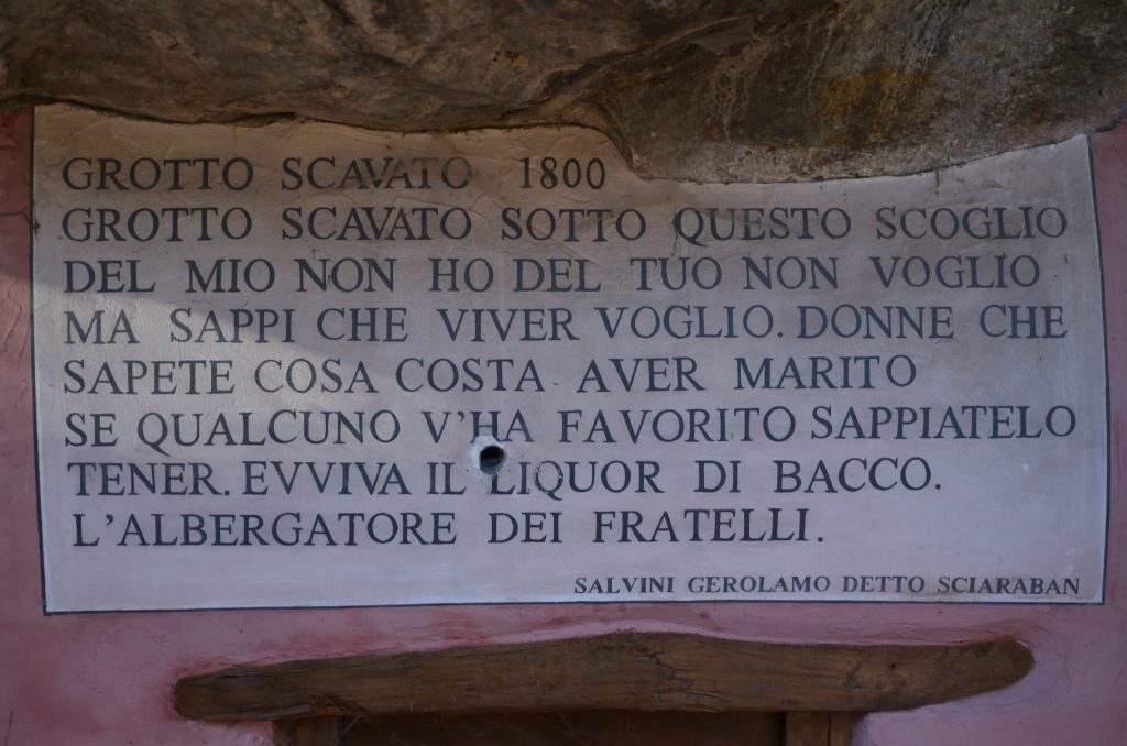La scritta sopra l'ingresso del Grotto dello Sciarabàn (Romano Venziani)