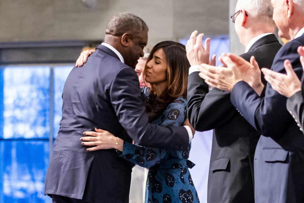 L’abbraccio fra i due vincitori del premio Nobel della pace 2018 (Keystone)