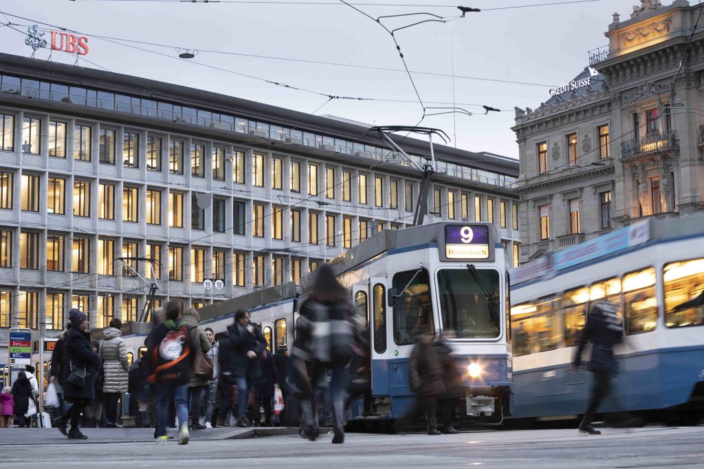 Non tutti sono convinti come il TF che i dati consegnati al fisco francese non verranno usati nel processo in Francia contro UBS (Keystone)
