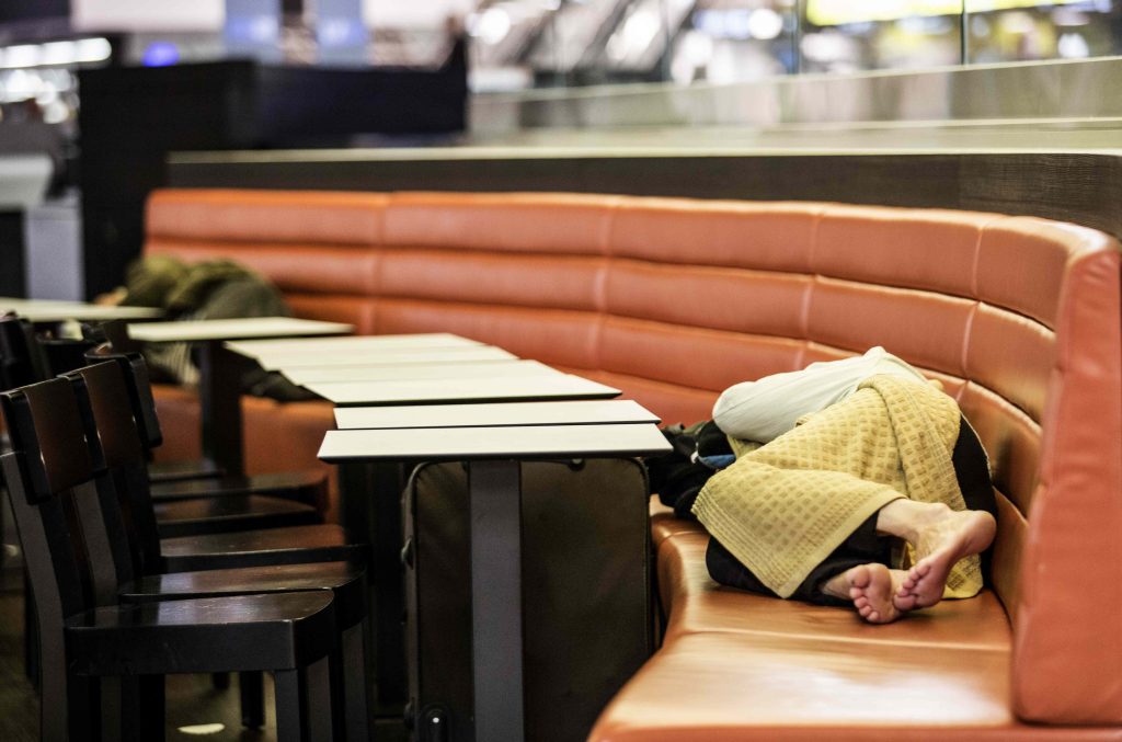 Non sempre la povertà è così visibile: senzatetto trascorre la notte all’aeroporto di Zurigo (Keystone)