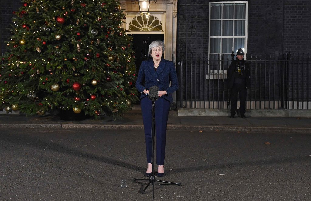 Il discorso al paese, davanti a Downing Street, dopo la storica votazione (Keystone)