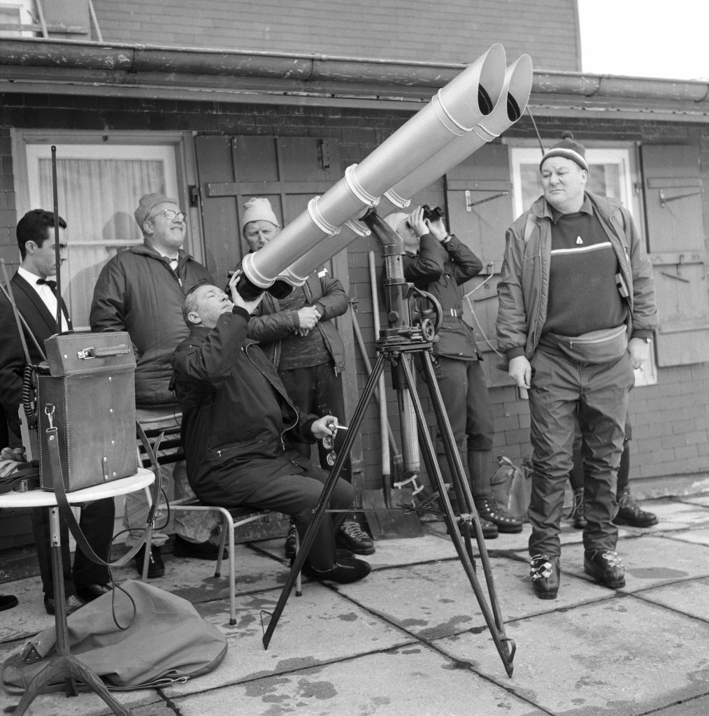 26 gennaio 1970, l’albergatore bernese Fritz von Allmen osserva e commenta su radio Beromünster un salvataggio sulla parete nord dell’Eiger (Keystone)